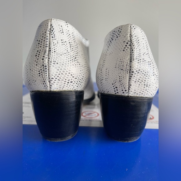 5YMEDIO Embossed Leather Block Heels (new) - Picture 4 of 6